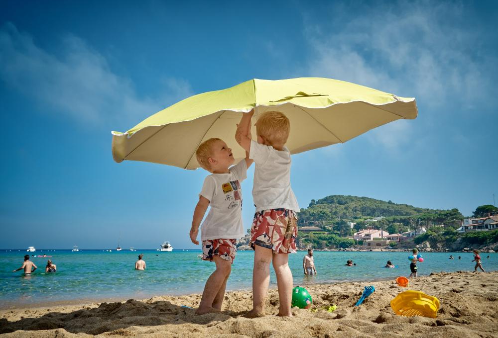 kids under umbrella