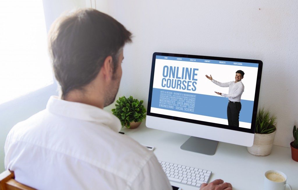 Man enrolled in an online course